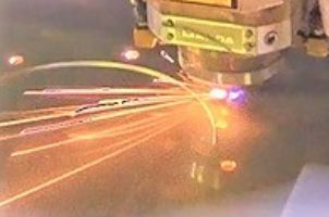 千葉にあるレーザー加工が火花を散らしている